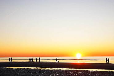 People on the beach at sunset over the North Sea, St. Peter-Ording, North Sea coast, Schleswig-Holstein Wadden Sea National Park, Schleswig-Holstein, Germany, Europe