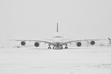 Lufthansa, Airbus, A380-800, during heavy snowfall in winter, Munich Airport, Upper Bavaria, Bavaria, Germany, Europe