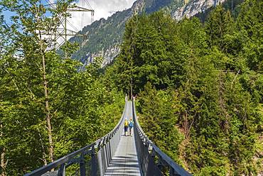 Hikers on Panorama Bridge, Leissingen, Bernese Oberland, Switzerland, Europe