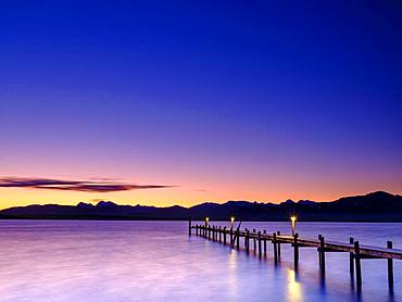 Footbridge at Chiemsee at dawn, behind the Chiemgau Alps, Chiemgau, Upper Bavaria, Bavaria, Germany, Europe