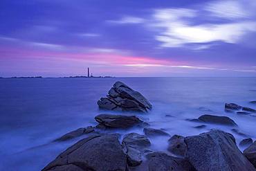 View to the lighthouse on I'lle Vierge at dusk, Plouguerneau, Departement Finistere, France, Europe