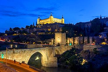 Bridge Gate, Alcantara Bridge, Puente del Alcantara, over the river Tajo, with Alcazar de Toledo, night view, Toledo, Castilla-La Mancha, Spain, Europe