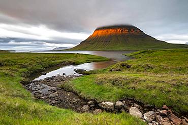 Mount Kirkjufell, Sun breaks through clouds on mountain, Grundarfjoerdur, Snaefellsnes Peninsula, Snaefellsnes, Vesturland, Iceland, Europe