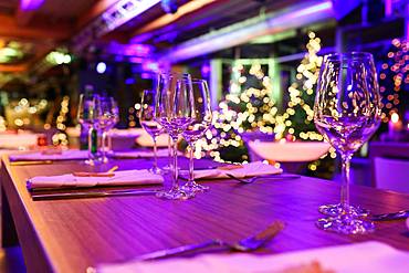 Table set for a Christmas party with wine glasses and Christmas decorations, Cologne, North Rhine-Westphalia, Germany, Europe