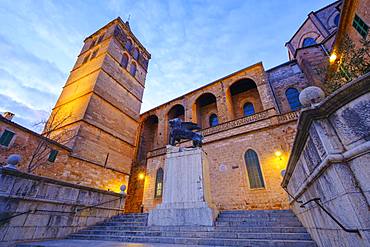 Parish church Nuestra Senyora de los Angeles and monument Lleo de Sant Marc in the church square at dusk, Sineu, Majorca, Balearic Islands, Spain, Europe