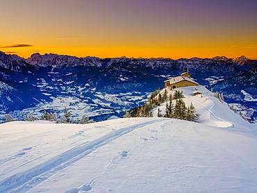 Eagle's Nest at dusk, lonely ski track on the Eagle's Nest, winter landscape, Berchtesgaden National Park, Berchtesgaden Alps, Schoenau am Koenigssee, Berchtesgadener Land, Upper Bavaria, Bavaria, Germany, Europe