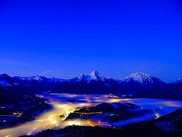 Fog in the valley basin of Berchtesgaden, behind the Steinerne Meer, Watzmann and Hochkalter, dawn, winter landscape, Berchtesgaden, Schoenau am Koenigssee, Berchtesgadener Land, Upper Bavaria, Bavaria, Germany, Europe