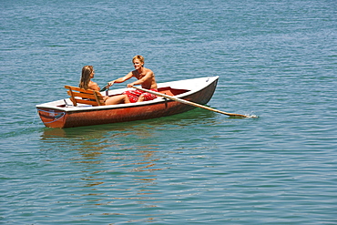 Teenager, couple rowing in a rowing boat at a lake, 18 years, Irrsee, Upper Austria, Austria, Europe