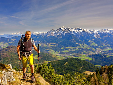 Mountaineer climbing the Rauhen Kopf, Berchtesgadener Alps, in the back mountain peak Hoher Goell, Bischofswiesen, Berchtesgadener Land, Upper Bavaria, Bavaria, Germany, Europe