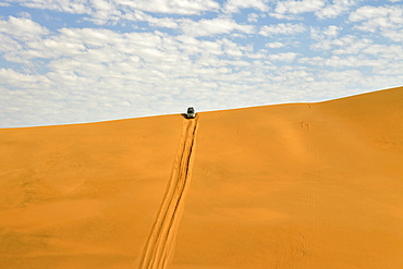 Four wheel drive down sand dune, Namib-Naukluft-Park, Namibia, Africa