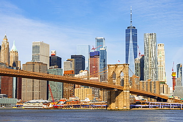 View from Main Street Park over the East River to the skyline of Lower Manhattan with Brooklyn Bridge, Dumbo, Downtown Brooklyn, Brooklyn, New York, USA, North America