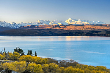 Lake Pukaki in front of snowy mountain range, Mount Cook Road Area, Tekapo, Twizel, Canterbury, New Zealand, Oceania