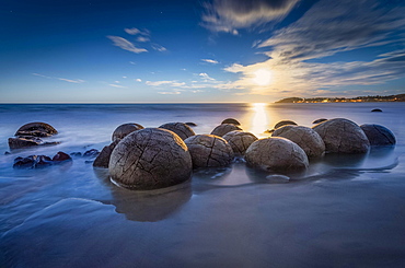 Moeraki Bolders at full moon, round rock balls, geological concretion, Hampden, Otago, New Zealand, Oceania