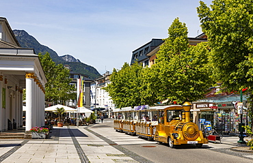 Stroll in front of the Trinkhalle in the pedestrian zone, Bad Ischl, Salzkammergut, Upper Austria, Austria, Europe