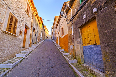 Steep narrow street in old town, Montuiri, Pla de Majorca region, Majorca, Balearic Islands, Spain, Europe