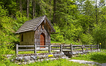 Koppental hiking trail from Obertraun to Bad Aussee, river Koppentraun, chapel in memory of the railway construction, Salzkammergut, Upper Austria, Austria, Europe