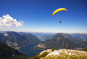 Paragliding on the Krippenstein with Hallstaettersee, Hallstatt, Salzkammergut, Upper Austria, Austria, Europe