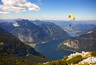 Paragliding on the Krippenstein with Hallstaettersee, Hallstatt, Salzkammergut, Upper Austria, Austria, Europe