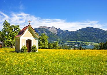 Chapel in Abersee with Wolfgangsee Sankt Wolfgang and Schafberg, in spring, Salzkammergut, Province of Salzburg, Austria, Europe