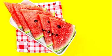 Pieces of watermelon in bowl on color background, sliced ​​watermelon, healthy fruit