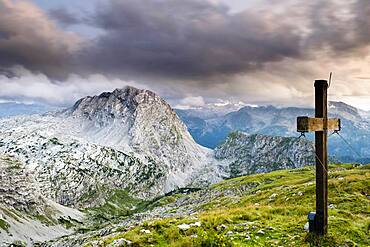 Summit cross of Fagstein with view of Kahlersberg, Hagengebirge, Berchtesgadener Alps, Berchtesgaden National Park, Schoenau am Koenigssee, Berchtesgadener Land, Upper Bavaria, Bavaria, Germany, Europe