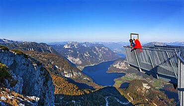 Five Fingers viewpoint with a view of Hallstaettersee, Dachstein massif, Krippenstein, Obertraun, Salzkammergut, Upper Austria, Austria, Europe