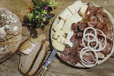 Brettljause with bacon, sheep salami, chimney root, cheese, onion rings and farmhouse bread, Rauris, Pinzgau, Salzburger Land, Austria, Europe