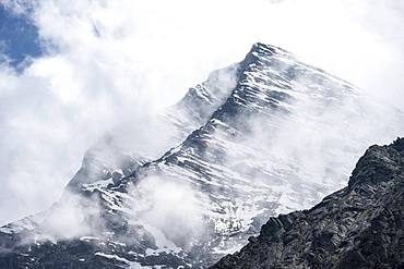 Grosser Moerchner, snow-covered mountains in fog, high alpine landscape, Berliner Hoehenweg, Zillertal Alps, Zillertal, Tyrol, Austria, Europe