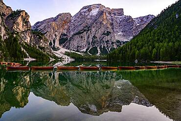 Lake Braies, mountain lake with rowing boats, behind it Seekofel, Lake Prags, Dolomites, South Tyrol, Alto Adige, Italy, Europe