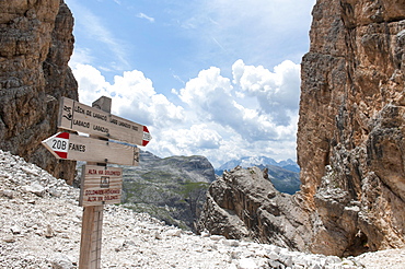 Hiking trail between rock faces, hiking sign on the Dolomites High Altitude Trail 1, Fanes, Lagazuoi, Forcela di Lech (2486 m), Dolomites, South Tyrol, Alto Adige, Trentino-Alto Adige, Italy, Europe