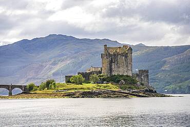 Eilean Donan Castle bei Dornie, Western Ross, Loch Duich, West Highlands, schottisches Hochland, Schottland, Grossbritannien