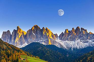 Geislergruppe in the evening light with moon, Villnoesstal, Dolomites, South Tyrol, Italy, Europe