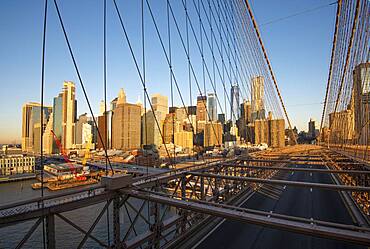 Brooklyn Bridge, hinten links Skyline von Lower Manhattan, Manhattan, New York City, New York, USA, North America