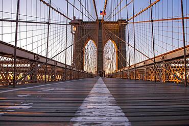 Brooklyn Bridge bei Sonnenaufgang, Brooklyn, Manhattan, New York City, New York, USA, North America