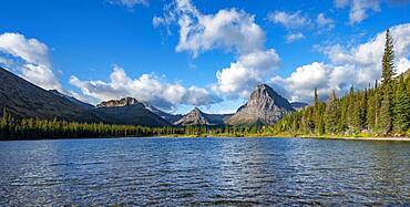 Lake Two Medicine Lake, behind mountain peaks Sinopah Mountain, Never Laughs Mountain and Appistoki Peak, Glacier National Park, Montana, USA, North America