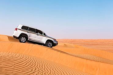 SUV in the desert, Wahiba Sands, Sultanate Of Oman