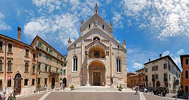 Cathedral Square with Cattedrale Santa Maria Matricolare, Piazza Duomo, Verona, Veneto, Italy, Europe