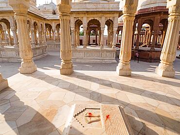 Devi Kund Sagar, Chattris, cremation grounds of the Maharajas of Bikaner, Bikaner, Rajasthan, India, Asia