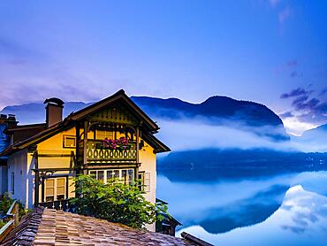 Morning atmosphere, house in Hallstatt, Lake Hallstatt, Salzkammergut, UNESCO World Heritage Hallstatt-Dachstein Salzkammergut, Upper Austria, Austria, Europe