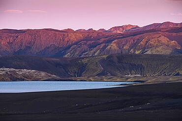 Lake and mountains in the evening light, near Veioivoetn, Icelandic Highlands, Iceland, Europe