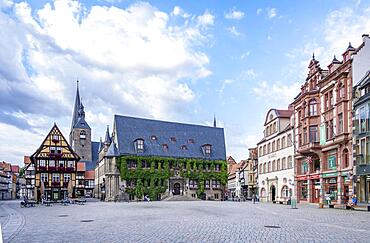 Cafe, town hall, market church St. Benediktii and half-timbered houses on the market square of Quedlinburg, Saxony-Anhalt, Germany, Europe