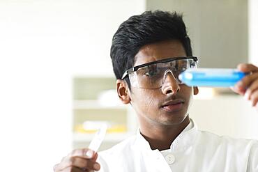 Student in an internship at the university with sample and lab coat, Freiburg, Baden-Wuerttemberg, Germany, Europe