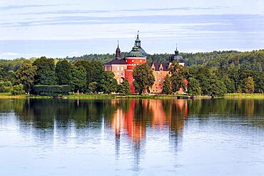 Gripsholm Castle reflected in Lake Maelaren, Lake Maelaren, Mariefred, Straengnaes, Soedermanlands laen, Sweden, Europe