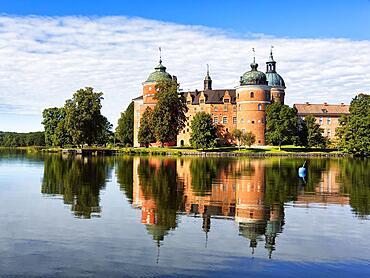 Gripsholm Castle reflected in Lake Maelaren, Lake Maelaren, Mariefred, Straengnaes, Soedermanlands laen, Sweden, Europe