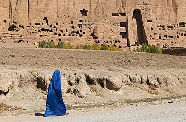 Woman in Burkha before the great buddhas in Bamyan, Afghanistan, Asia