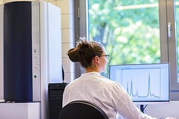 Laboratory examination with laboratory apparatus and monitor, evaluation of a laboratory examination with chemist in the laboratory, Freiburg, Baden-Wuerttemberg, Germany, Europe