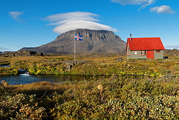 Porsteinsskali hut, Heroubreioarlindir oasis, Heroubreio or Herdubreid table volcano in the background, Icelandic Highlands, Iceland, Europe