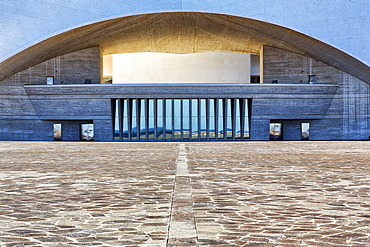 Facade reflects sunlight, Auditorio de Tenerife concert hall, architect Santiago Calatrava, Santa Cruz de Tenerife, Tenerife, Spain, Europe