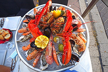 Large seafood platter, Nice, Old Town, Cote d'Azur, Departement Alpes Maritimes, Provence-Alpes-Cote dAzur, France, Europe