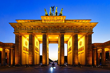 Brandenburg Gate at sunset, Pariser Square, Unter den Linden, Berlin, Germany, Europe